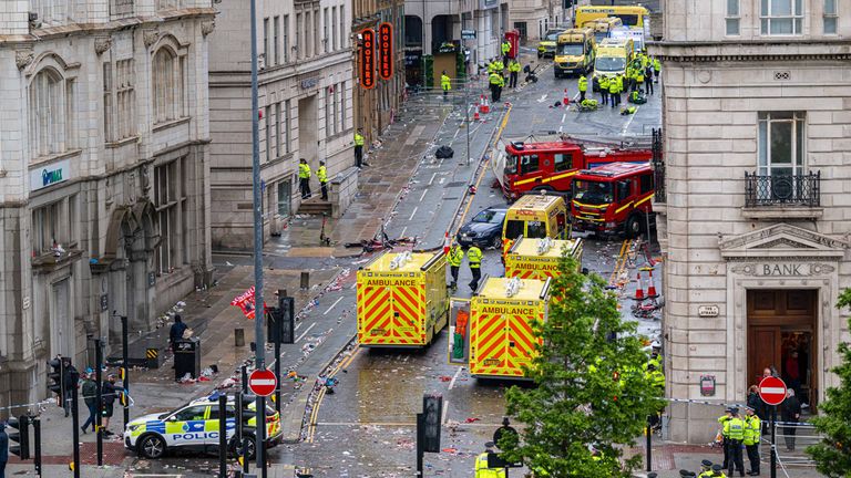Bei der Meisterfeier des FC Liverpool ist ein Auto in die feiernden Menschenmassen gefahren. 
