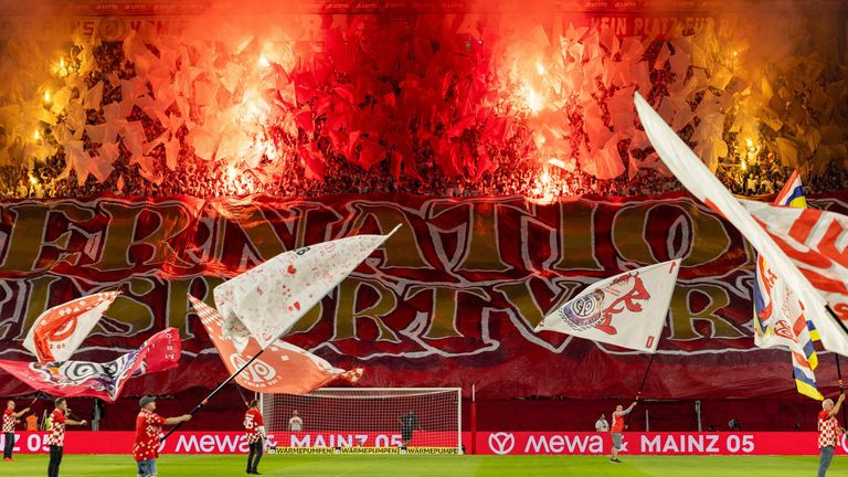 Die Mainz-Fans haben gegen Trondheim ordentlich Pyro gezündet.