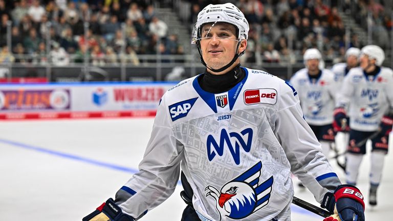 Kristian Reichel und die Adler Mannheim gewinnen gegen Meister Eisbären Berlin mit 7:1.