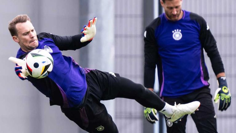 Manuel Neuer (l.) und Oliver Baumann beim Training der Nationalmannschaft während der EM 2024.