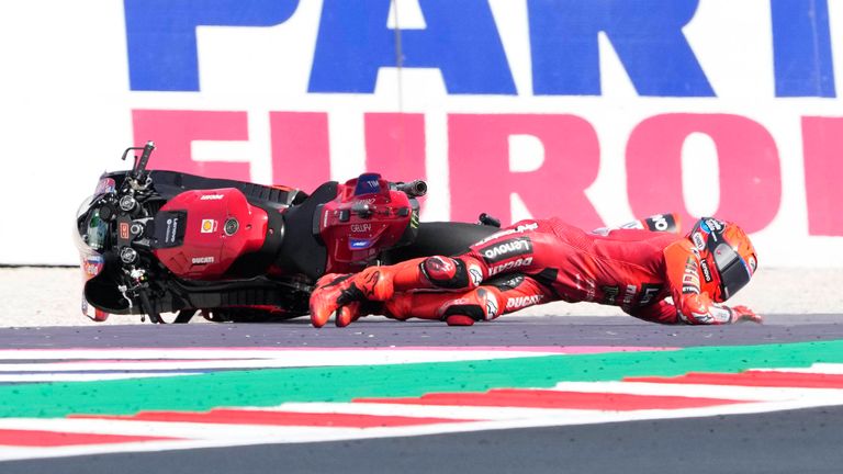 Marc Marquez stürzt beim Sprint in Misano spektakulär. 