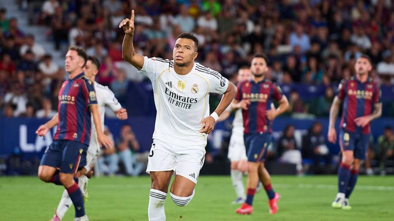 Kylian Mbappe bejubelt seinen Doppelpack gegen Levante.