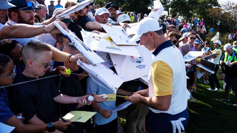 Die Fans stehen für ein Autogramm von Rory McIlroy Schalnge.