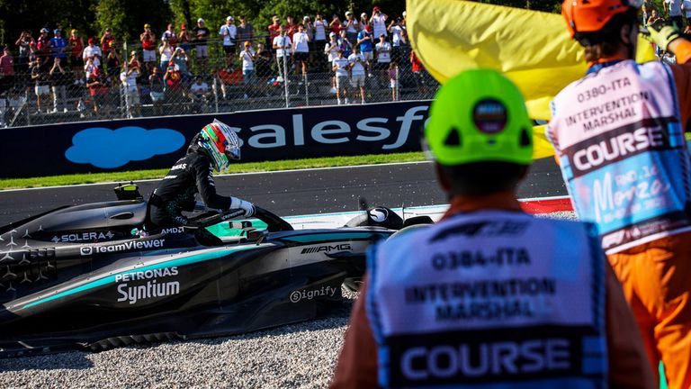 Kimi Antonelli (l.) landet seinem Mercedes im 2. Freien Training im Kiesbett.