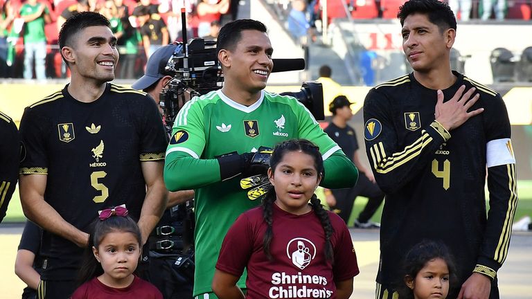 Die mexikanischen Spieler beim Singen der Nationalhymne.
