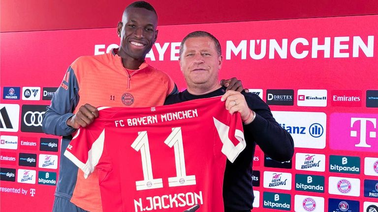 Nicolas Jackson (l.) und Sportvorstand Max Eberl (r.) präsentierten sich bei der Vorstellung des Neuzugangs entspannt und gut gelaunt.