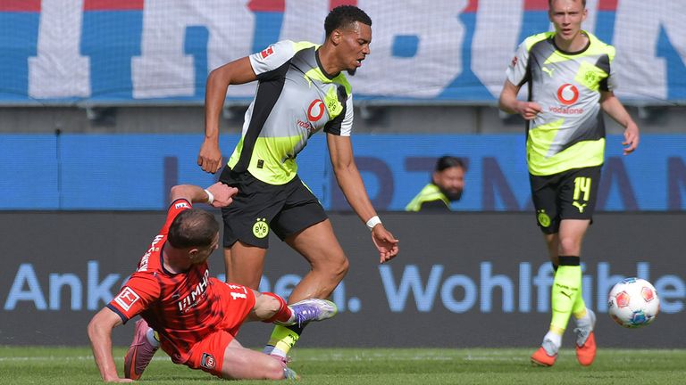 Nach diesem Foul an BVB-Profi Felix Nmecha (r.) musste Heidenheim-Stürmer Budu Zivzivadze vorzeitig den Platz verlassen.