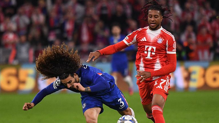 Bayern-Star Michael Olise (r.) stößt Chelsea-Verteidiger Marc Cucurella zu Boden.