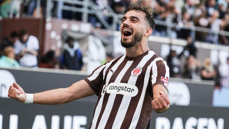 Danel Sinani bejubelt sein entscheidendes Tor gegen den FC Augsburg.