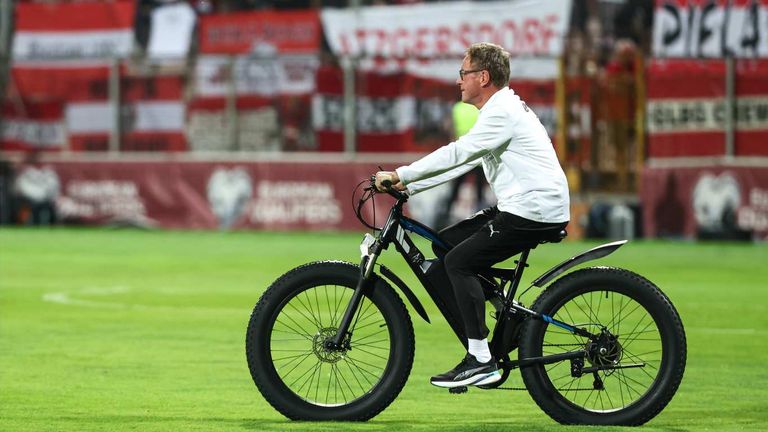 Ralf Rangnick fuhr die Wege in die Kabine und zum Fernsehinterview mit dem Fahrrad.