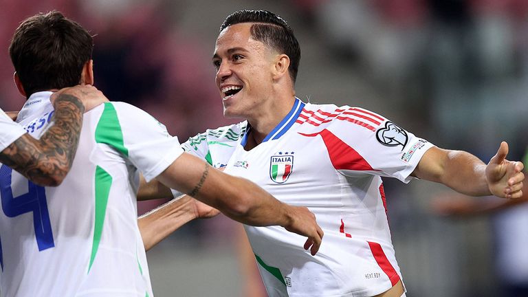 Giacomo Raspadori (r.) bejubelt seinen Treffer für Italien.