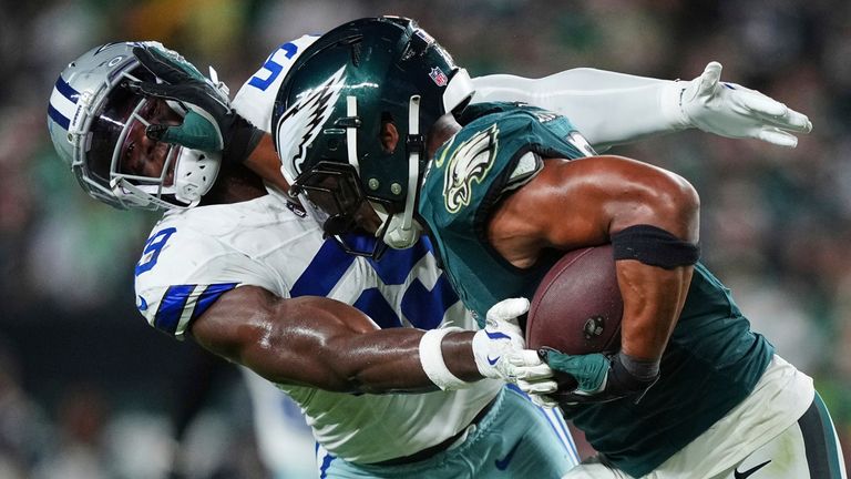 Saquon Barkley (r.) und die Philadelphia Eagles gewinnen beim NFL-Auftakt gegen die Dallas Cowboys.