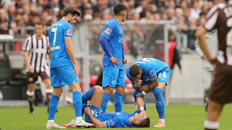 Bayer-Star Patrik Schick (liegend) musste beim Auswärtssieg gegen den FC St. Pauli verletzt ausgewechselt werden.