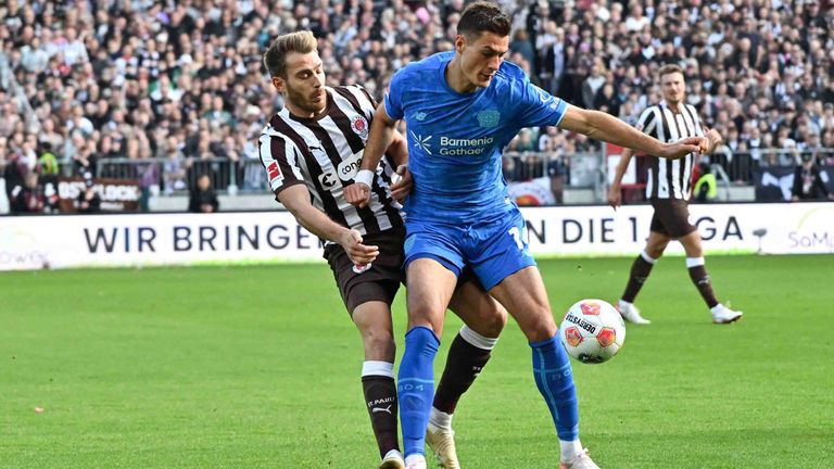 Patrik Schickt schirmt den Ball vor Lars Ritzka ab.