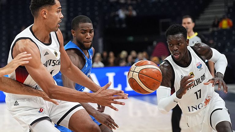 Dennis Schröder (r.) führte die deutsche Basketball-Nationalmannschaft zum EM-Rekordsieg.