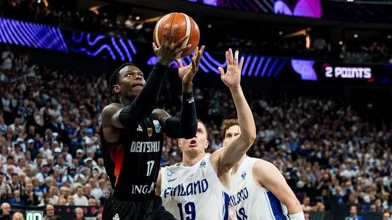 Souveräner Sieg für Dennis Schröder (l.) und das DBB-Team zum Vorrunden-Abschluss.