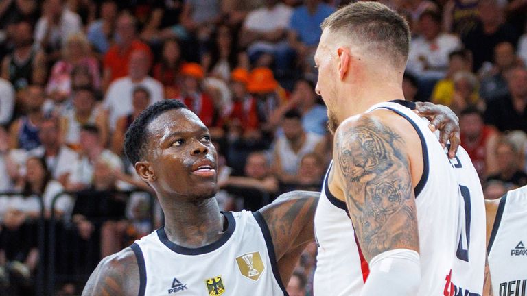 Spielen Dennis Schröder (l.) und Daniel Theis bald wieder zusammen in einem Team?