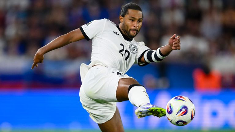 Serge Gnabry zog sich bei der Pleite gegen die Slowakei eine Armverletzung zu, kann jedoch im anstehenden Duell mit Nordirland auflaufen. 