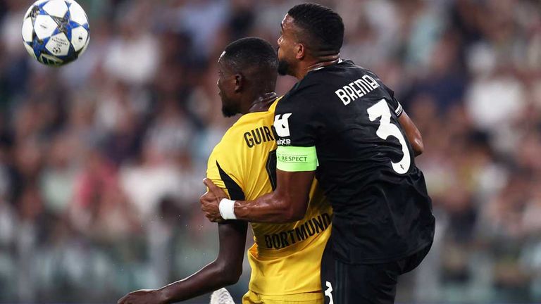 Serhou Guirassy (l.) im "korrekten" BVB-Trikot gegen Juve-Kapitän Bremer.