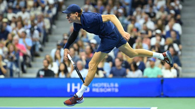 Jannik Sinner hat sich im Achtelfinale der US Open ohne Mühe gegen Alexander Bublik durchgesetzt.