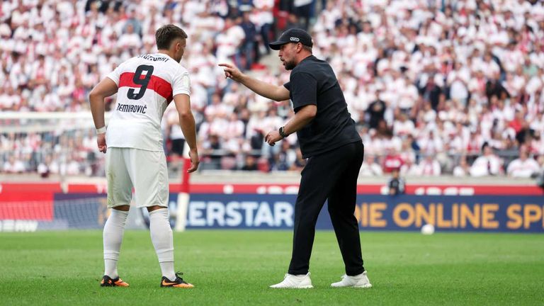 Trainer Sebastian Hoeneß (r.) und der VfB Stuttgart stehen vor einer richtungsweisenden Saison.