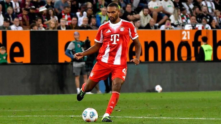 Jonathan Tah äußerte sich zur Trainerentlassung von Erik ten Hag bei seinem Ex-Verein Bayer Leverkusen.