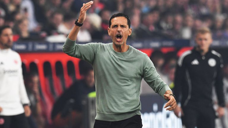 Dino Toppmöller ist nach der Niederlage bei Bayer Leverkusen bedient.