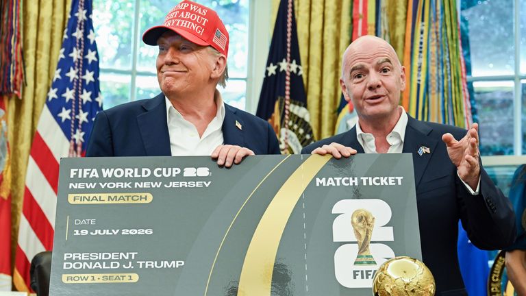 US-Präsident Trump und FIFA-Präsident Infantino verkünden das Kennedy Center als Auslosungsort für die WM-Gruppenphase. 