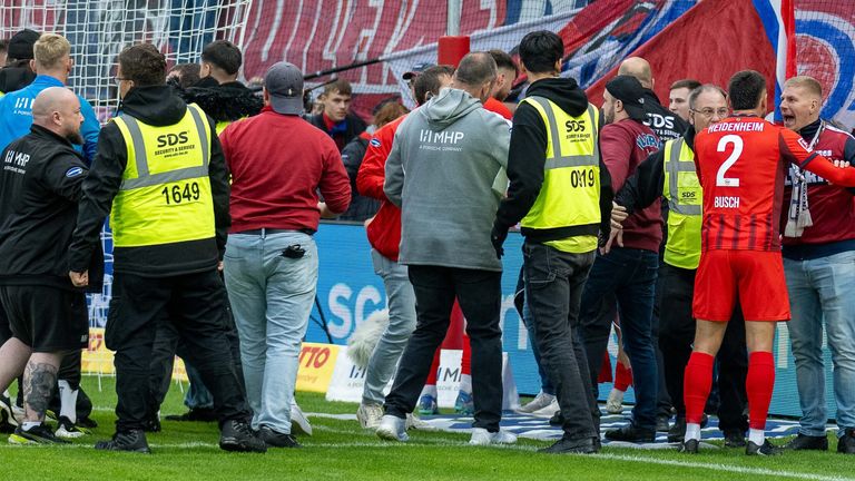 Nach dem Sieg des 1. FC Heidenheim gegen den FC Augsburg kam es nach einem medizinischen Notfall zu Tumulten. 
