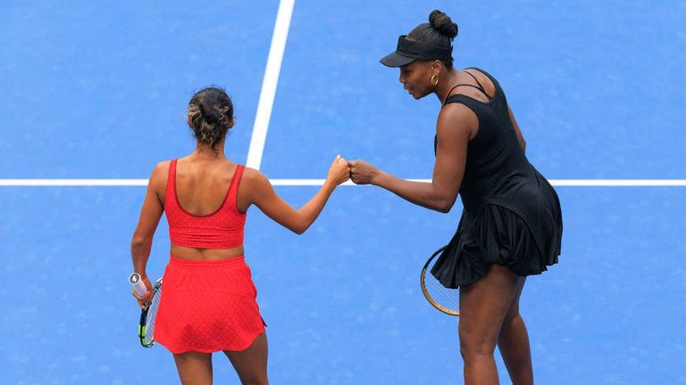 Venus Williams (r.) und Leylah Fernandez (l.) schieden im Doppel-Viertelfinale der US Open aus.