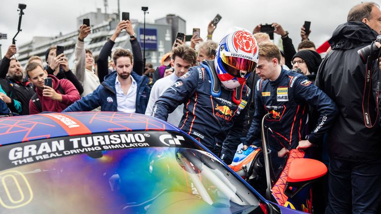 Viel Aufmerksamkeit: Max Verstappens erstes Rennen war, im Gegensatz zu seinem ersten Test unter Pseudonym, von vielen eng beobachtet.