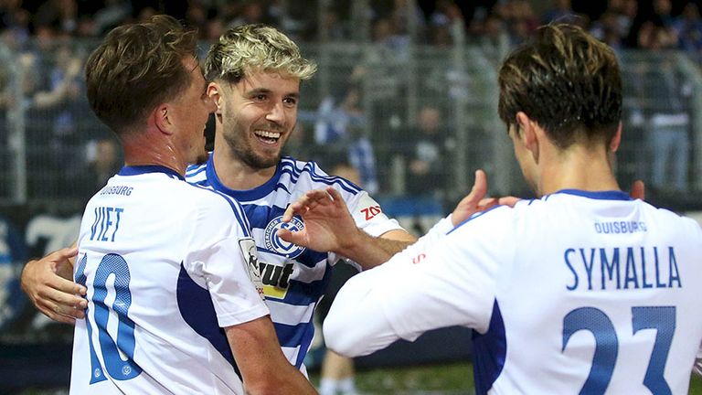 Die Duisburg-Profis Christian Viet (von l.), Tobias Fleckstein und Jan-Simon Symalla bejubeln ein Tor.