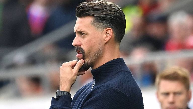Der FC Augsburg verliert unter Sandro Wagner bereits das vierte Spiel in Folge. 