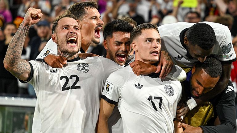 DFB-Star Florian Wirtz (3. von r.) bejubelt mit den Teamkollegen sein Freistoßtor zum Endstand.