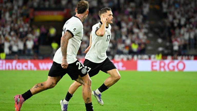 Florian Wirtz (r.) und die DFB-Elf werden ab 2026 nur noch eine statt zwei Länderspielpausen im September und Oktober haben.