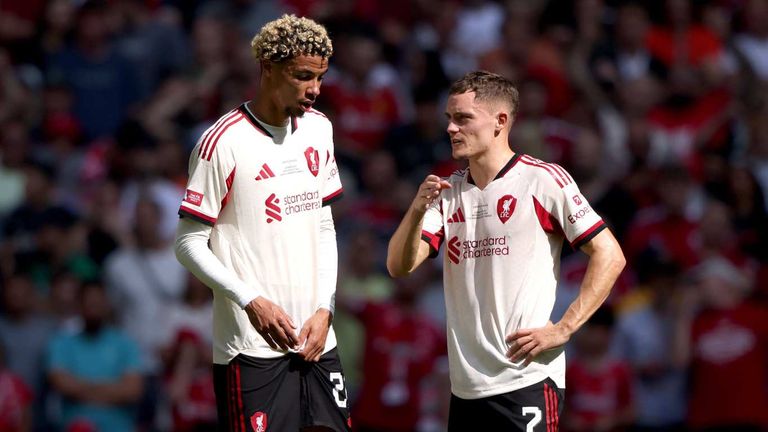 Zählen zu den teuersten Transfers in diesem Sommer: Hugo Ekitike (l.) und Florian Wirtz (r.) vom FC Liverpool.