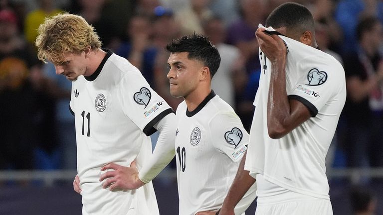 Nick Woltemade (v.l.), Nadiem Amiri und Jonathan Tah sind niedergeschlagen nach der Blamage gegen die Slowakei.