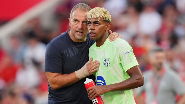 Hansi Flick (l.) spricht über den Ballon d'Or.