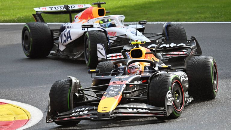 Yuki Tsunoda (vorne) fährt in dieser Saison im zweiten Red Bull. Isack Hadjar (hinten) könnte 2026 das Cockpit übernehmen.