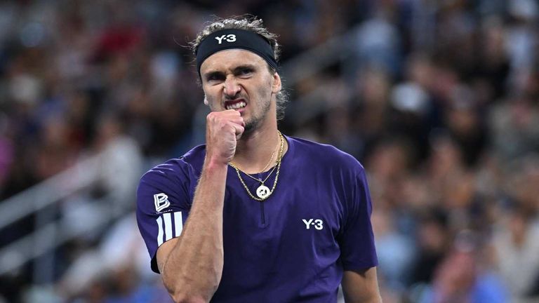 Alexander Zverev bleibt trotz seines Drittrunden-Aus bei den US-Open auf Platz drei der Tennis-Weltrangliste.