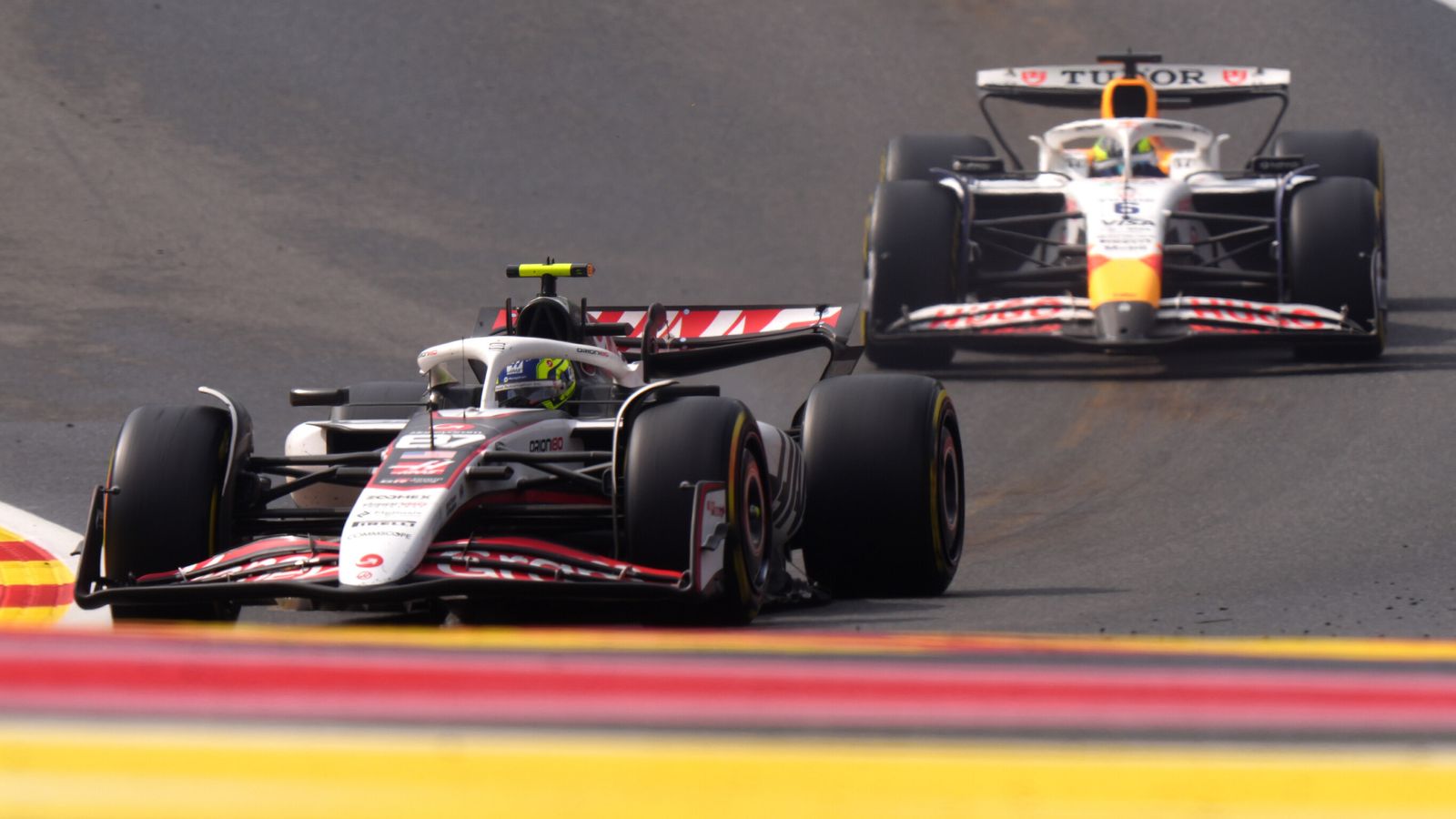 ハース & レーシング ブルズがオースティンでの F1 レースに特別なカラーリングを発表 | F1 ニュース
