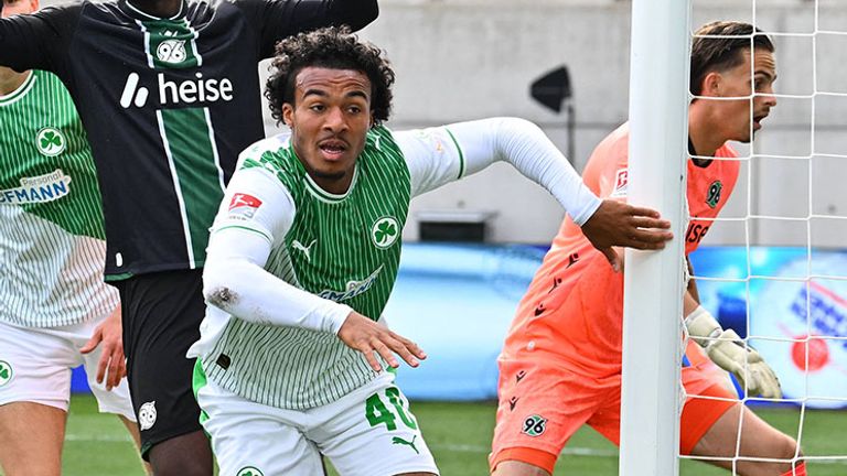 Fürth-Debütant David Abrangao trifft in der Schlussphase gegen Hannover 96.