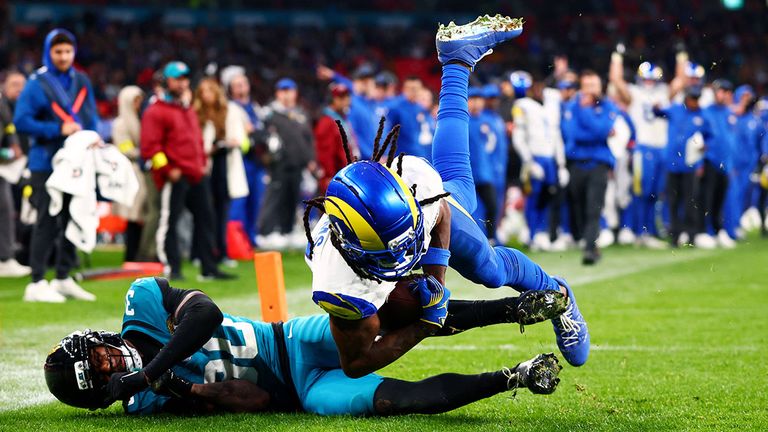 Davante Adams (r.) erzielt einen Touchdown für die Los Angeles Rams.