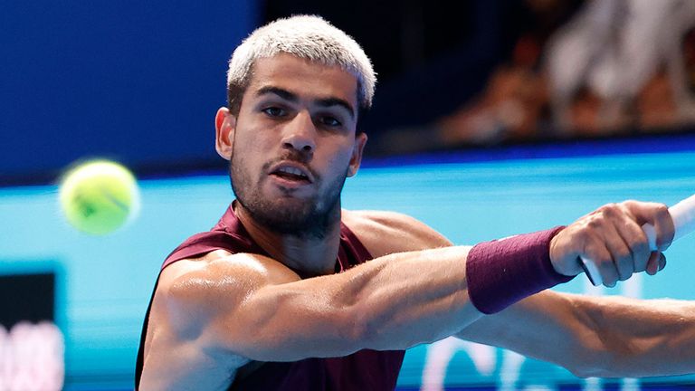 Carlos Alcaraz zählt zu den Tennis-Stars, die sich in Melbourne der Challenge gegen Amateurspieler stellt.