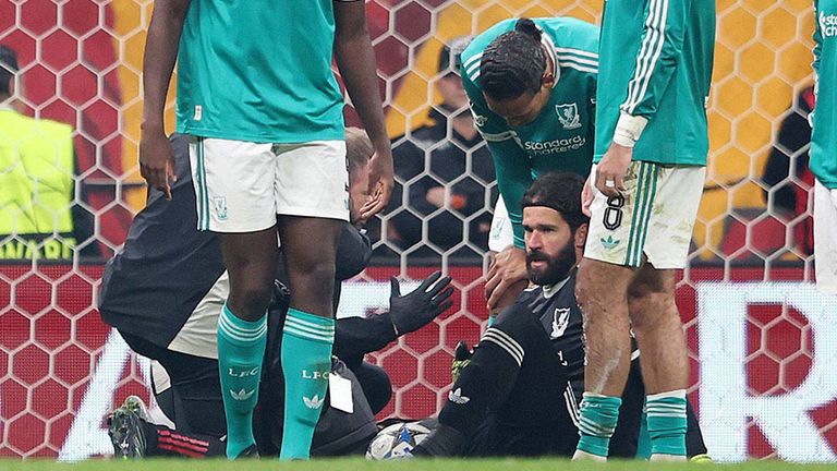 Liverpool-Keeper Alisson Becker (unten) musste gegen Galatasaray verletzt ausgewechselt werden.