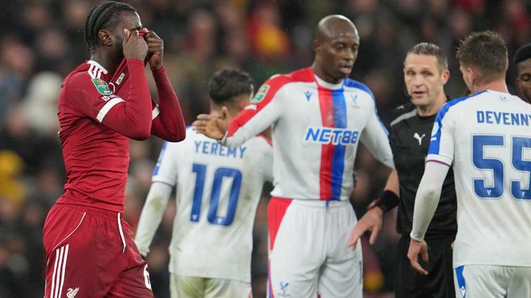 Liverpools Amara Nallo (l.) ist nach seinem Platzverweis gegen Crystal Palce untröstlich.