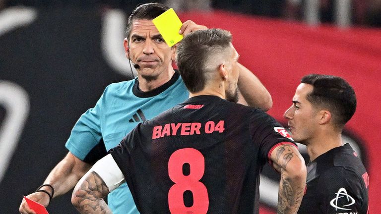 Schiedsrichter Deniz Aytekin (l.) zeigt Robert Andrich von Bayer 04 Leverkusen die Gelb-Rote Karte.
