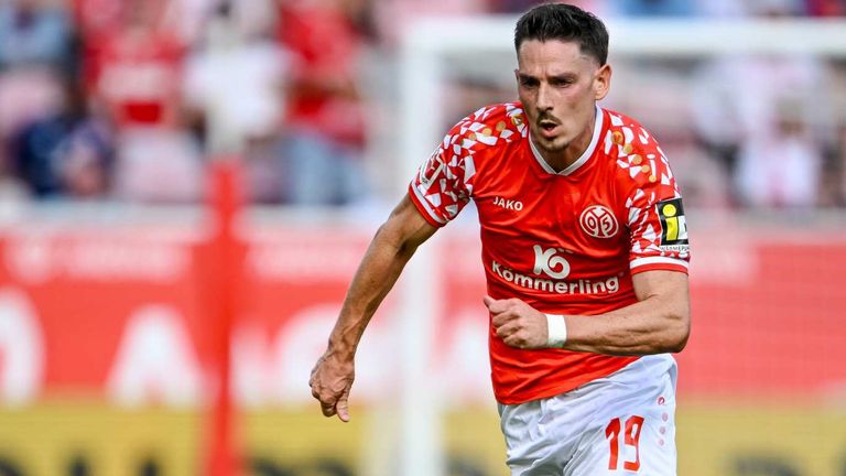 Außenverteidiger Anthony Caci hat seinen Vertrag in Mainz bis 2028 verlängert.