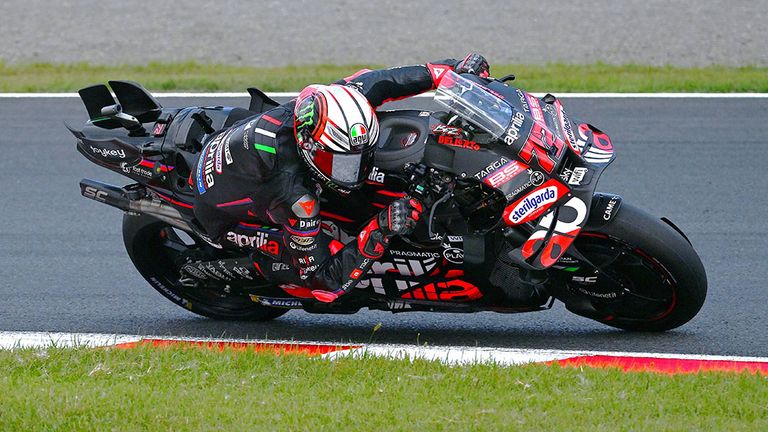 Aprilia-Pilot Marco Bezzecchi darf sich über den Sprintsieg in Indonesien freuen.