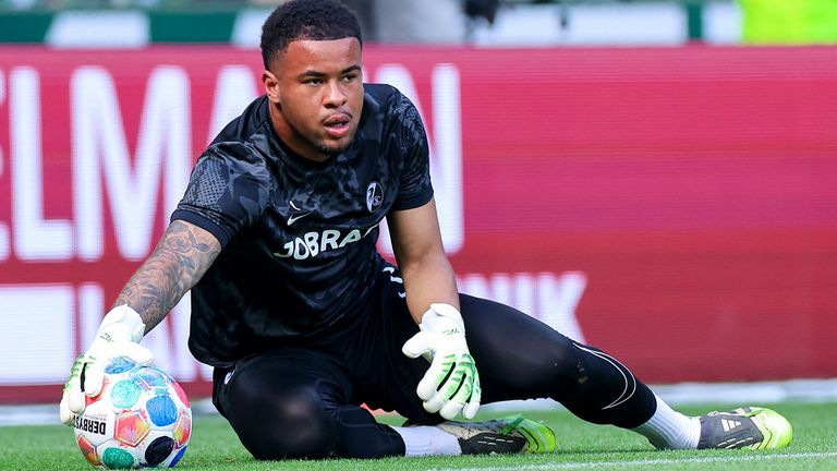 Noah Atubolu ist seit der Saison 2023/24 Stammtorwart des SC Freiburg.